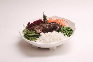 Taze salata tabağı ile karışık yeşillik