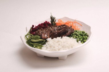 Taze salata tabağı ile karışık yeşillik