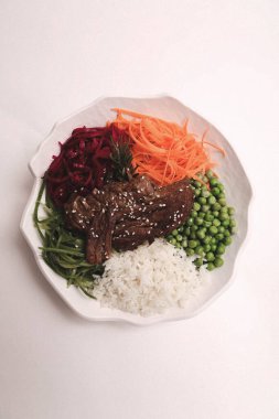 Taze salata tabağı ile karışık yeşillik