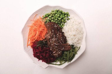 Taze salata tabağı ile karışık yeşillik