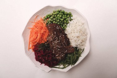 Taze salata tabağı ile karışık yeşillik