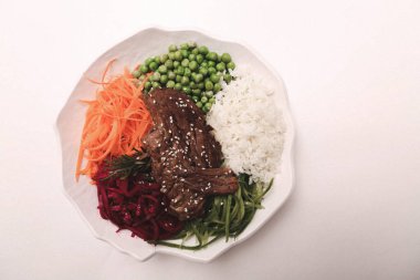 Taze salata tabağı ile karışık yeşillik