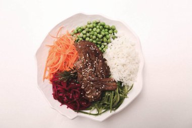 Taze salata tabağı ile karışık yeşillik