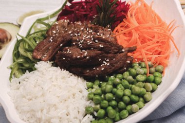 Taze salata tabağı ile karışık yeşillik