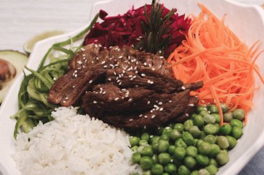 Taze salata tabağı ile karışık yeşillik