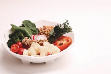 Taze salata tabağı ile karışık yeşillik