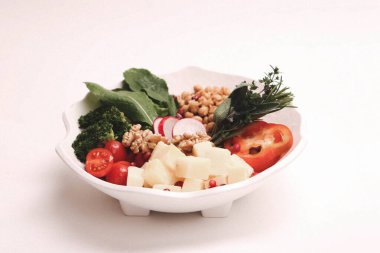 Taze salata tabağı ile karışık yeşillik