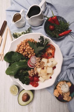 Taze salata tabağı ile karışık yeşillik