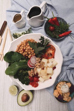 Taze salata tabağı ile karışık yeşillik