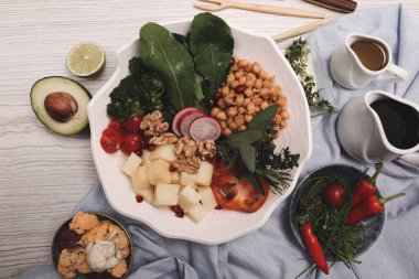 Taze salata tabağı ile karışık yeşillik