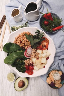 Taze salata tabağı ile karışık yeşillik