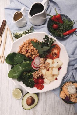 Taze salata tabağı ile karışık yeşillik