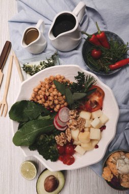 Taze salata tabağı ile karışık yeşillik