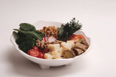 Taze salata tabağı ile karışık yeşillik