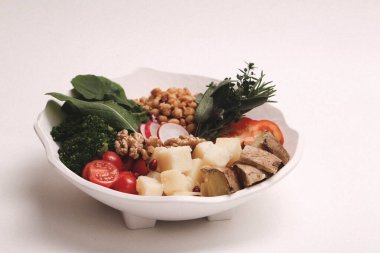 Taze salata tabağı ile karışık yeşillik