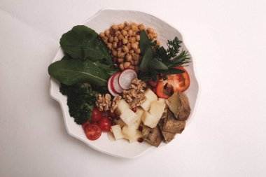 Taze salata tabağı ile karışık yeşillik