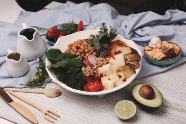 Taze salata tabağı ile karışık yeşillik