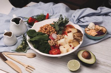 Taze salata tabağı ile karışık yeşillik