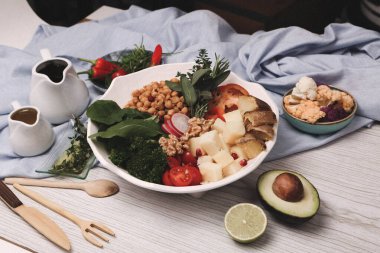 Taze salata tabağı ile karışık yeşillik