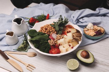 Taze salata tabağı ile karışık yeşillik