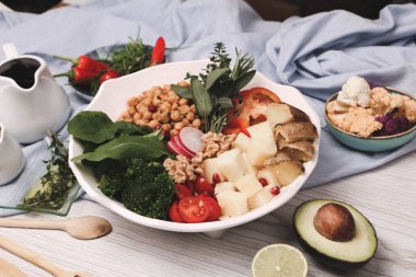 Taze salata tabağı ile karışık yeşillik