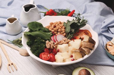 Taze salata tabağı ile karışık yeşillik