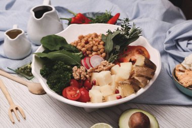 Taze salata tabağı ile karışık yeşillik