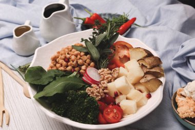 Taze salata tabağı ile karışık yeşillik