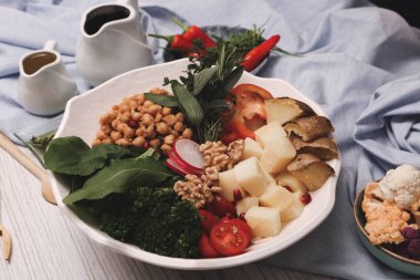 Taze salata tabağı ile karışık yeşillik