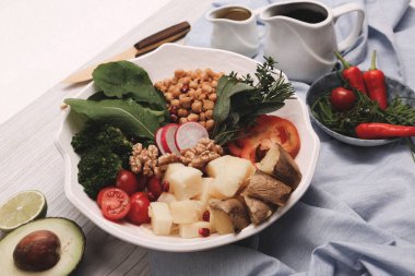 Taze salata tabağı ile karışık yeşillik