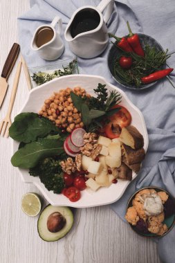 Taze salata tabağı ile karışık yeşillik