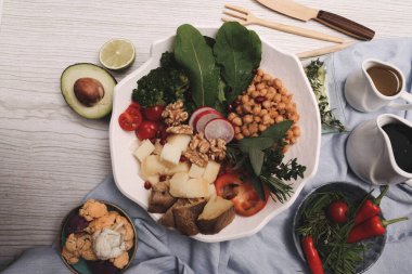 Taze salata tabağı ile karışık yeşillik