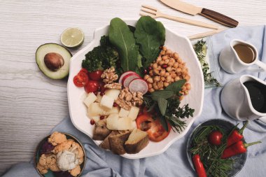 Taze salata tabağı ile karışık yeşillik