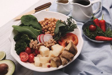 Taze salata tabağı ile karışık yeşillik