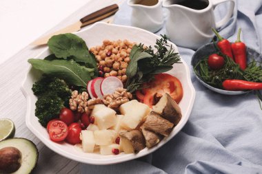 Taze salata tabağı ile karışık yeşillik