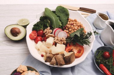 Taze salata tabağı ile karışık yeşillik