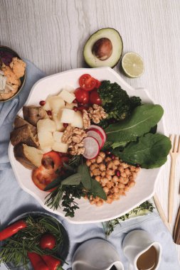 Taze salata tabağı ile karışık yeşillik