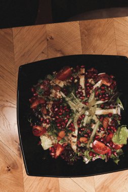 Taze salata tabağı ile karışık yeşillik