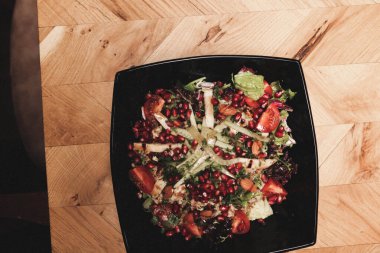 Taze salata tabağı ile karışık yeşillik