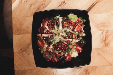 Taze salata tabağı ile karışık yeşillik