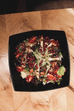 Taze salata tabağı ile karışık yeşillik