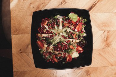 Taze salata tabağı ile karışık yeşillik