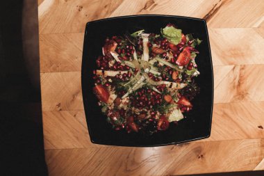 Taze salata tabağı ile karışık yeşillik