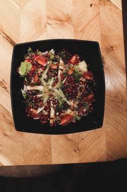 Taze salata tabağı ile karışık yeşillik