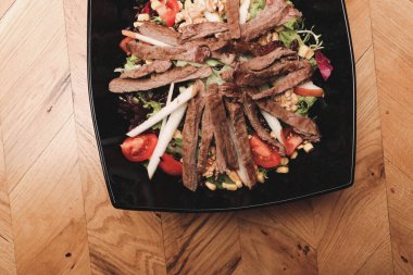 Taze salata tabağı ile karışık yeşillik