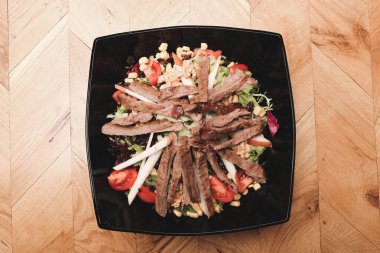 Taze salata tabağı ile karışık yeşillik