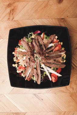 Taze salata tabağı ile karışık yeşillik