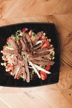 Taze salata tabağı ile karışık yeşillik