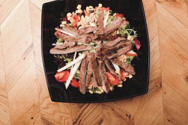 Taze salata tabağı ile karışık yeşillik