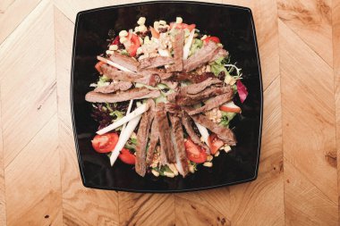 Taze salata tabağı ile karışık yeşillik